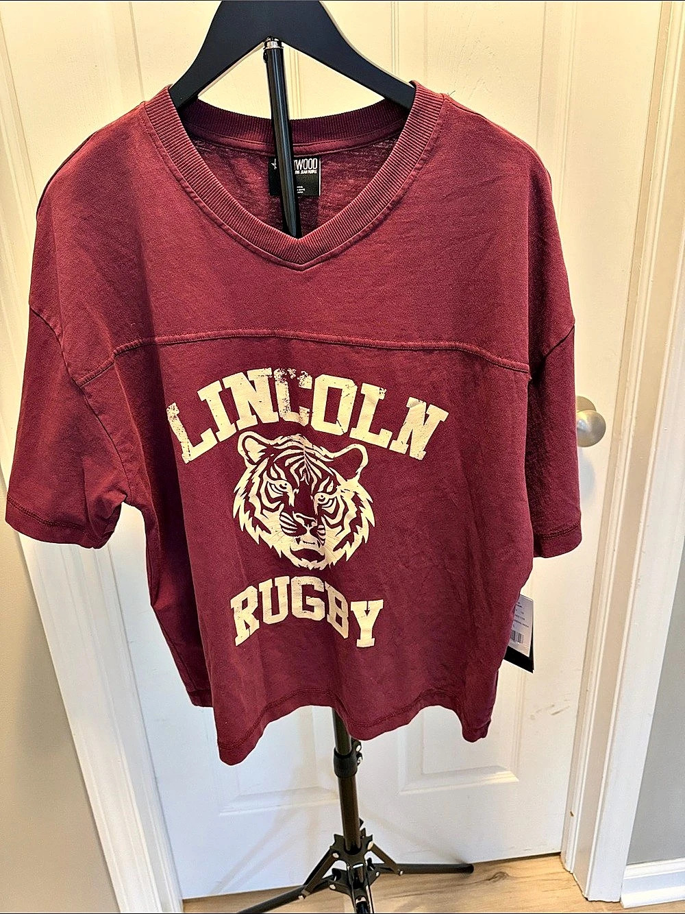 Hollywood Lincoln Rugby Graphic Tee in Burgundy Size Large NWT - Picture 2 of 4